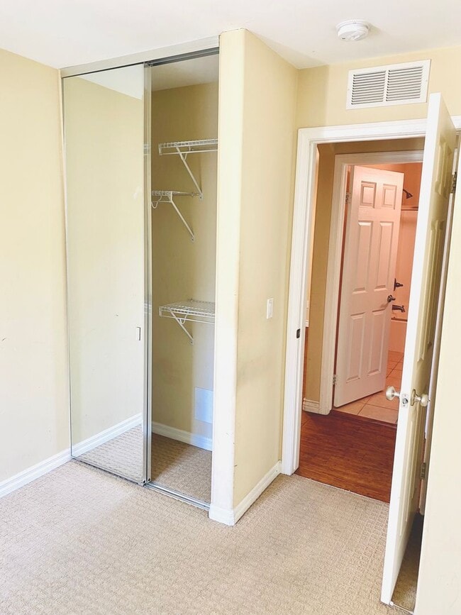 Building Photo - AVAILABLE JUNE 1st! CENTRALLY LOCATED 3BD/...