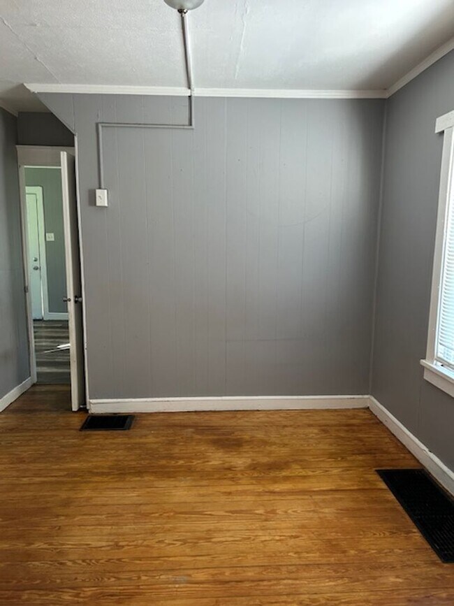 Building Photo - 3 Bedroom, 1 Bath Cape Cod Home w/Detached...