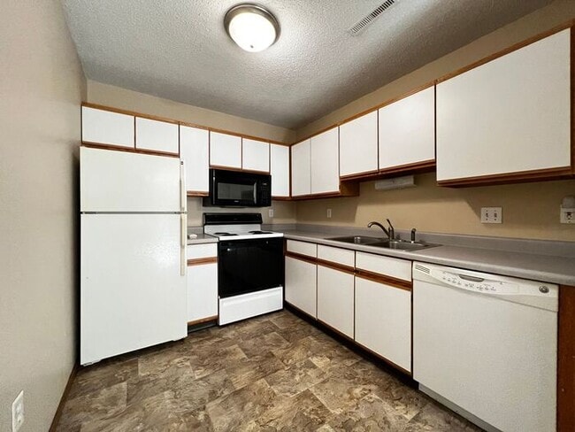 Building Photo - $1,050 | 2 Bedroom, 1 Bathroom Apartment | No Pets Allowed | Available for Immediate Move In!