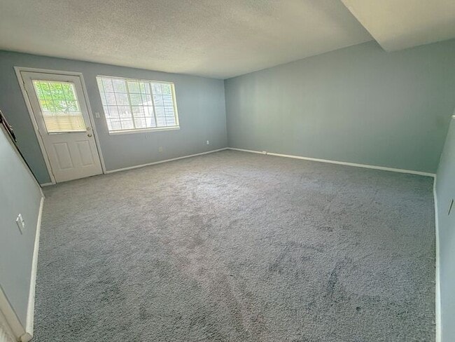 Building Photo - Move-In Ready North Raleigh Townhome Near I-440 & I-540