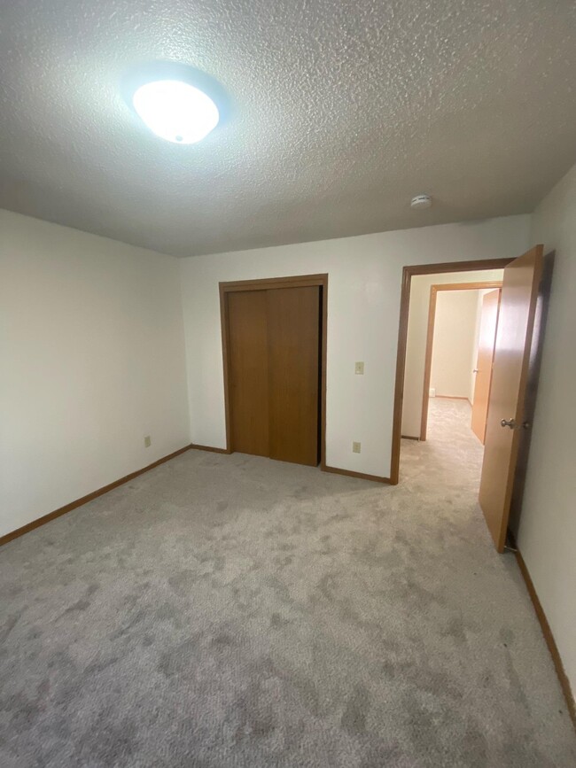 Building Photo - 441 Lindale Dr