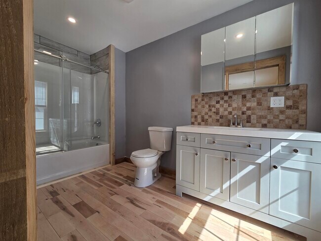 Building Photo - 526 Canaan St