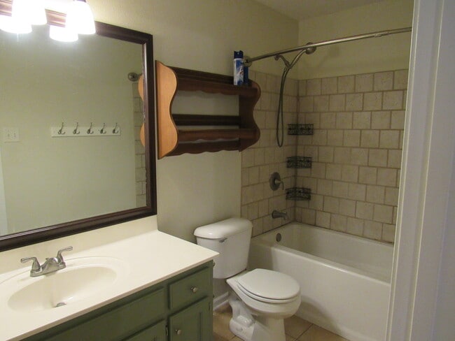 Building Photo - Contact Peggy 501 676 1758 Pets ok with approval