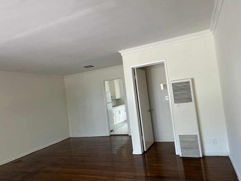 Building Photo - 1850 N La Brea Ave