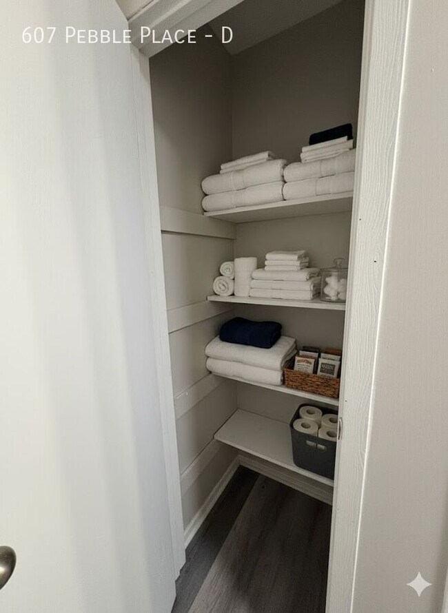 Building Photo - 607 Pebble Pl Dr