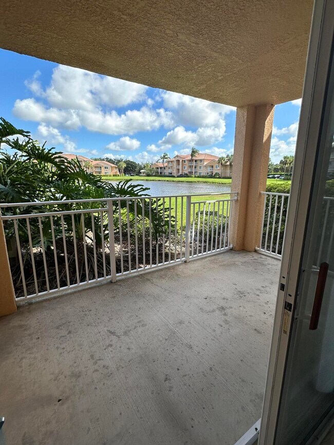 Building Photo - 261 SW Palm Dr