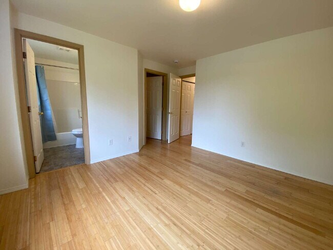 Building Photo - Quiet 3-Bed, 2.5-Bath Home with Large Backyard and Pet Friendly
