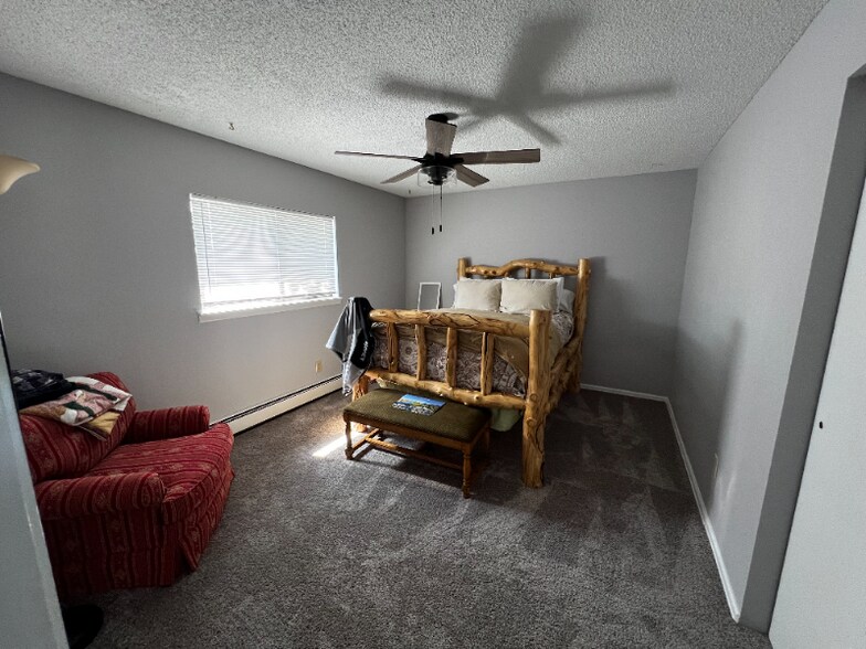 Building Photo - 593 Redwing Ln