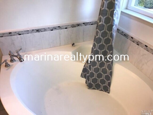 Building Photo - Gorgeous 3 bedroom 2.5 bath 2 story Townho...