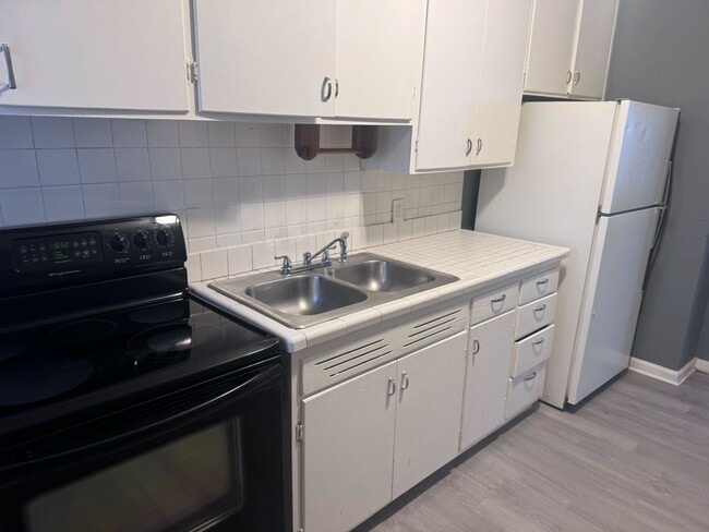 Building Photo - Adorable One Bedroom Home