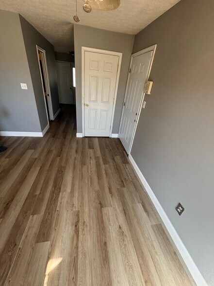 Building Photo - 143 Wiltshire Ave