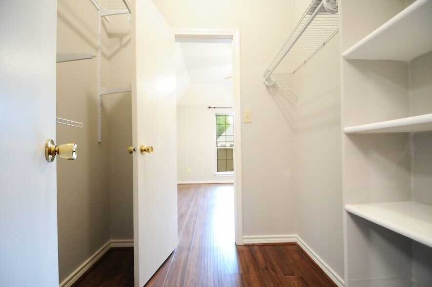 Building Photo - 3903 Penderview Dr