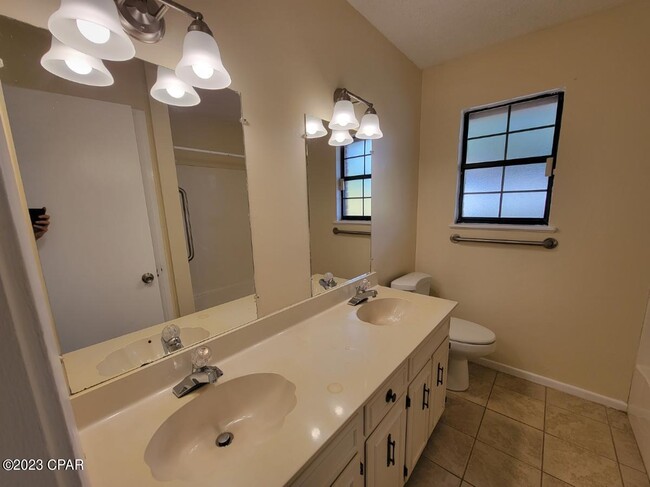 Building Photo - 738 Oak Ave