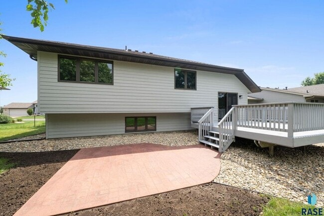 Building Photo - Charming Multi-Level Home! Large Backyard,...