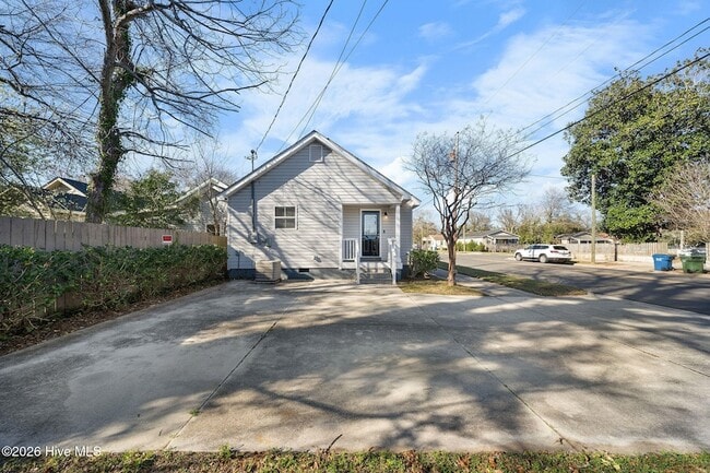 Building Photo - 720 Queen St