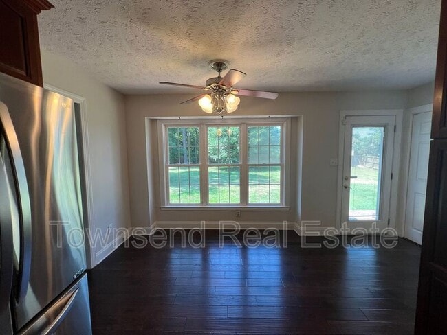 Building Photo - 303 Wagoner Dr