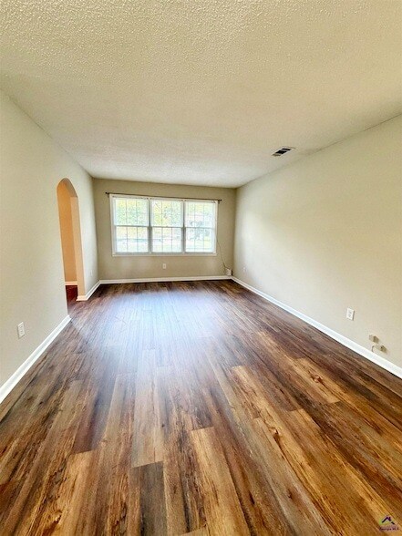 Building Photo - 533 Lake Joy Rd