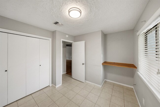 Building Photo - 25 Shady Oak Ln