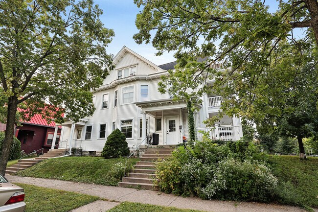 Building Photo - 515 W 25th St