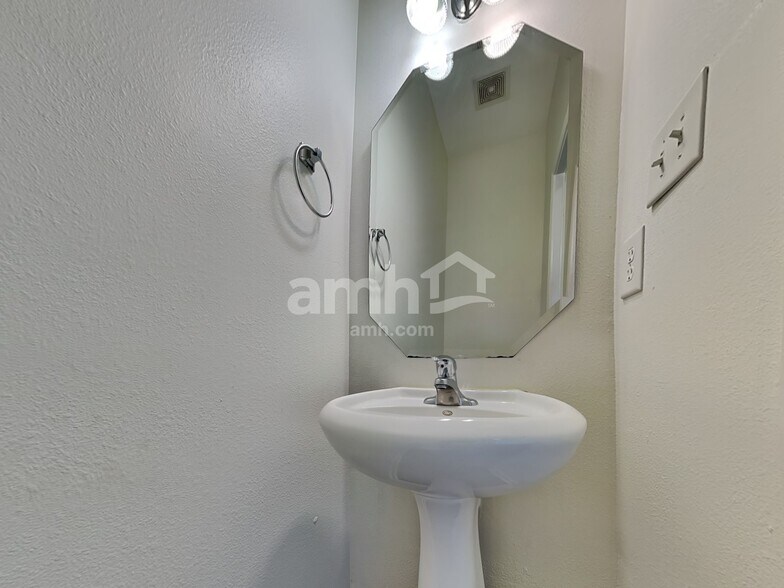 Building Photo - 10615 Spring Rain Ct