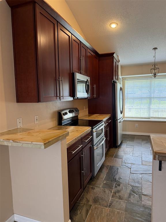 Building Photo - 2241 Heatheroak Dr