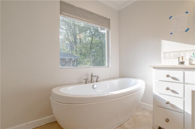 Building Photo - 324 Dalewood Dr