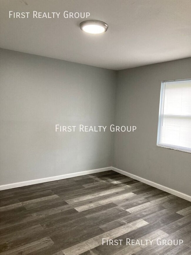 Building Photo - 305 N Broadway-#3