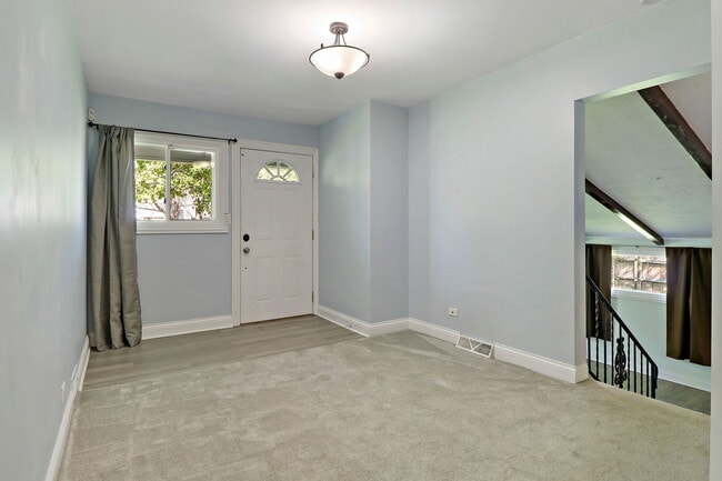 Building Photo - 1515 N Pleasant Dr