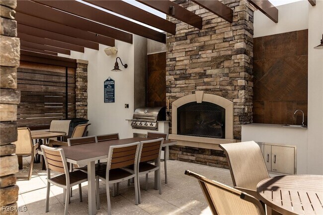 Building Photo - 15375 Grn Acrs Ave