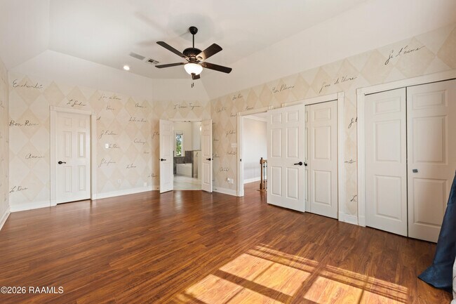 Building Photo - 300 Oak Hollow Dr
