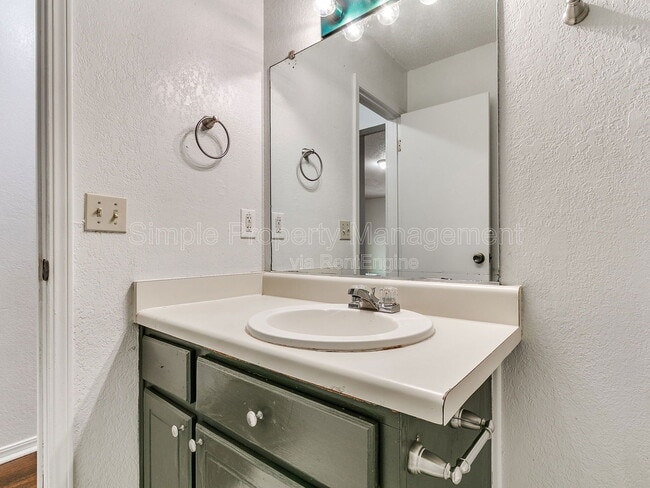 Building Photo - 6207 SE 46th St