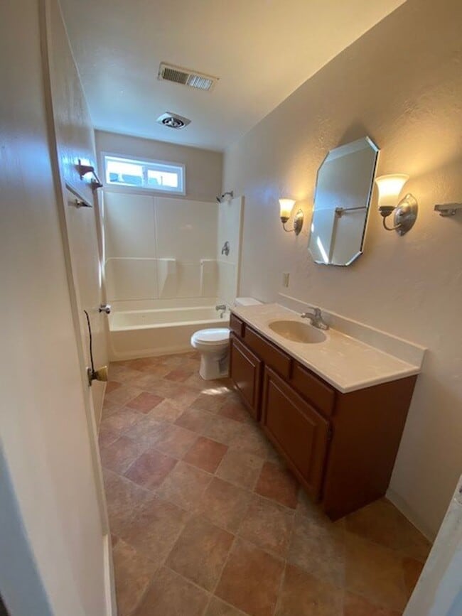 Building Photo - Close to Cal Poly Humboldt, 4/2 house!