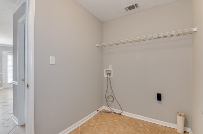 Building Photo - 7635 Pleasantville Way