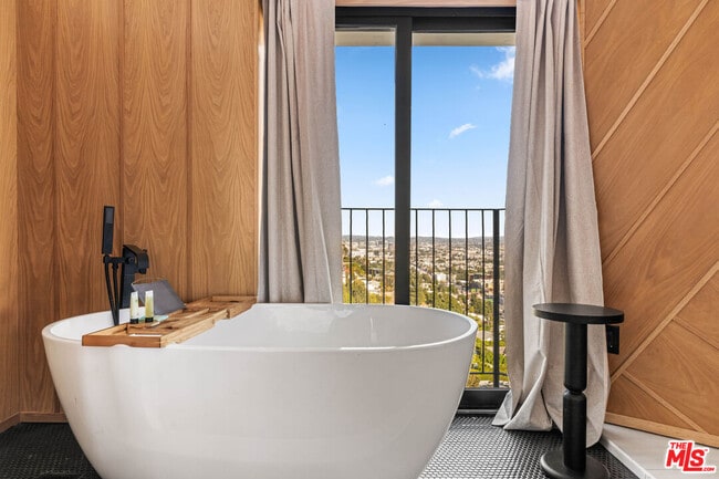 Building Photo - 8425 Hillside Ave