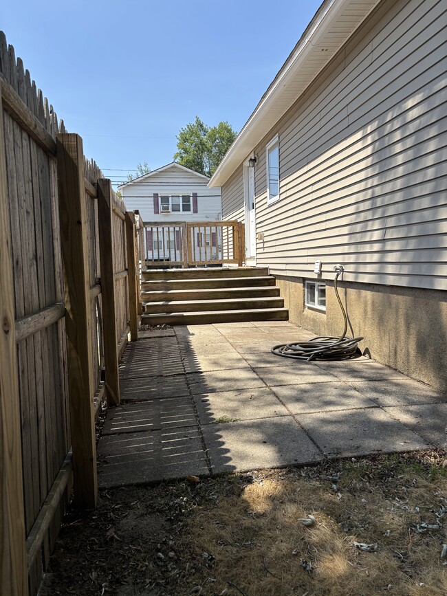 Building Photo - 77 Jewett St