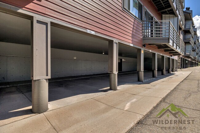 Building Photo - Buffalo Ridge - Spacious unit with Wifi, Covered Parking & Clubhouse