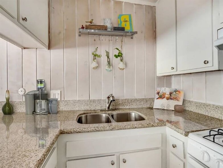 Building Photo - 7044 Alabama