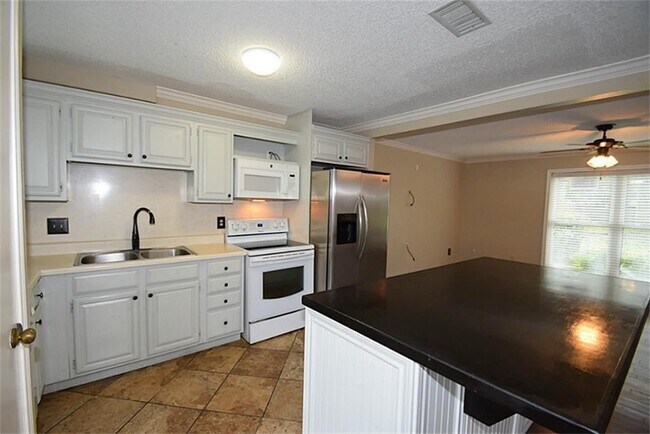 Building Photo - 9323 Westwood Village Dr