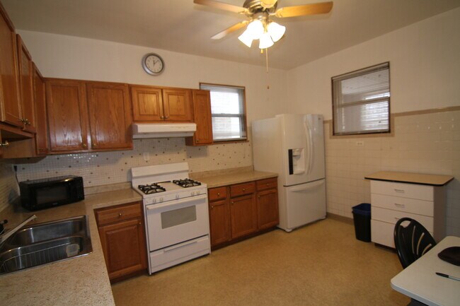 Building Photo - 4025 W Cornelia Ave