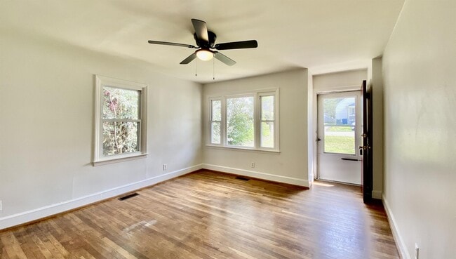 Building Photo - 648 Linfield Dr