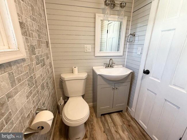 Building Photo - 305 Central Ave