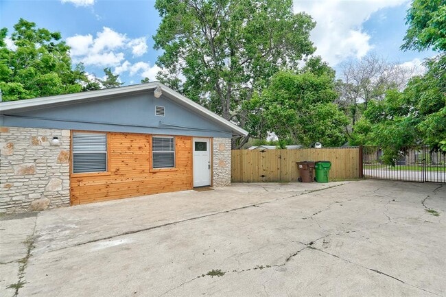 Building Photo - 1806 Dixie Ln