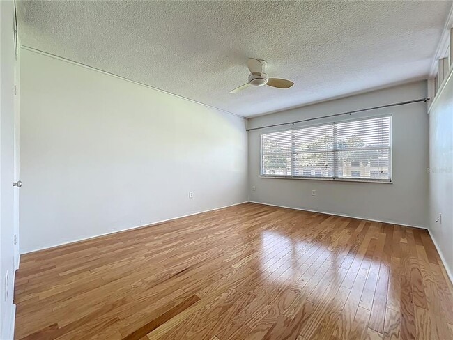 Building Photo - 640 N Park Ave