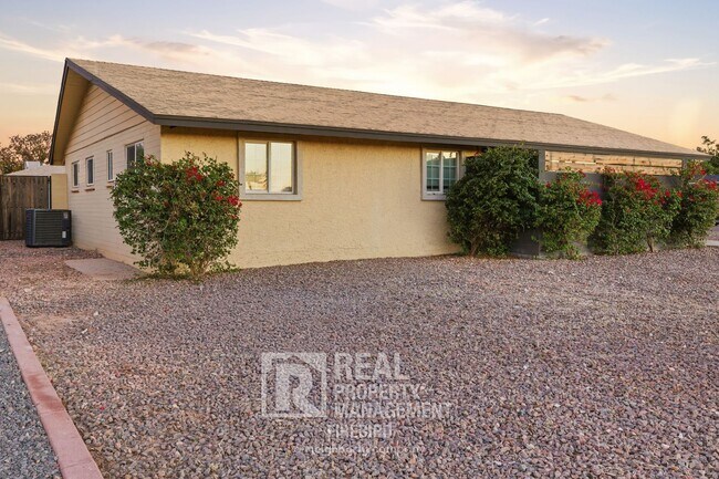 Building Photo - 1901 N 48th Pl