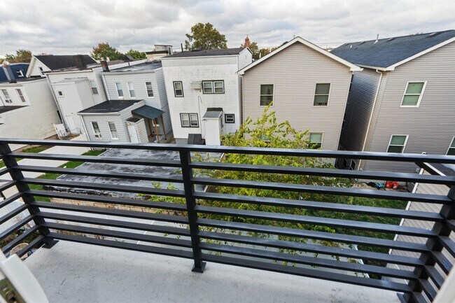 Building Photo - 277 Pearsall Ave