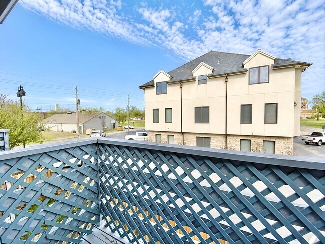 Building Photo - Charming 2 Bed / 1.5 Bath Townhome in Jenks – Great Location!
