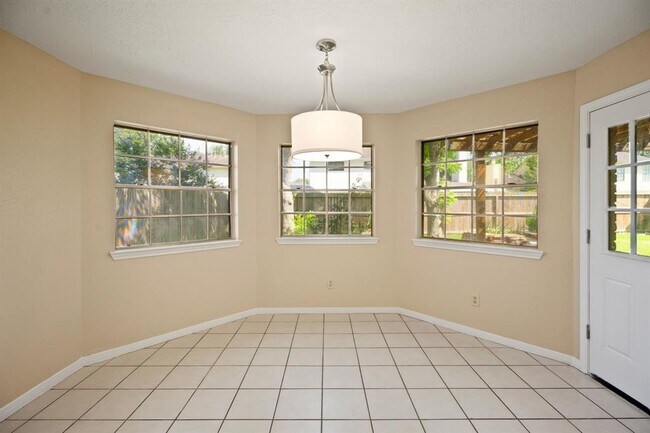Building Photo - 710 Lochnell Dr