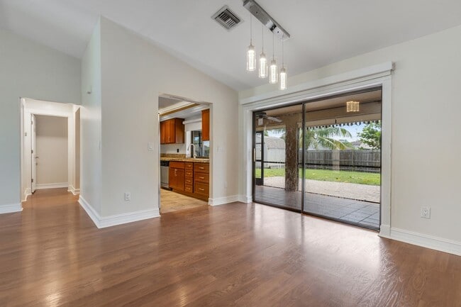 Building Photo - ** GOLDEN GATE CITY ** 3 BED + DEN / 2 BATH - FENCED YARD - NO HOA! - ANNUAL RENTAL