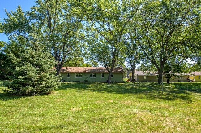 Building Photo - Beautiful 2Bed 1Bath Bloomington Twin Home...