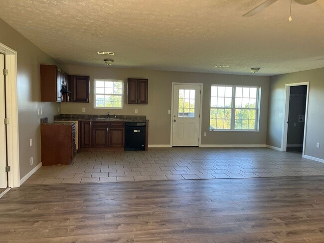 Building Photo - 2-bedroom, 2-bathroom home located in the beautiful Dandridge